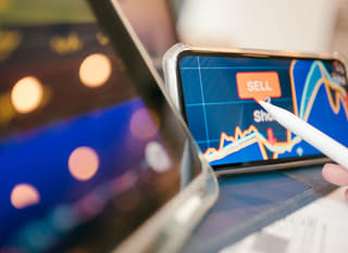 An mehreren Märkten tätig, wertet ein Händler Bitcoin-, Ethereum- und Forex-Optionen aus